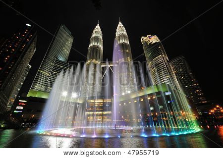 KUALA LUMPUR, MALAYSIA - 31. AUGUST: Petronas Twin Towers om natten den 31 August 2012 i Kuala Lumpur