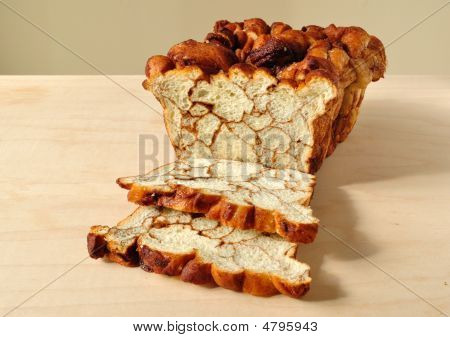 Cannella pane su un tagliere
