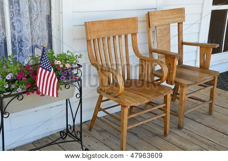 Holzstühle auf Veranda