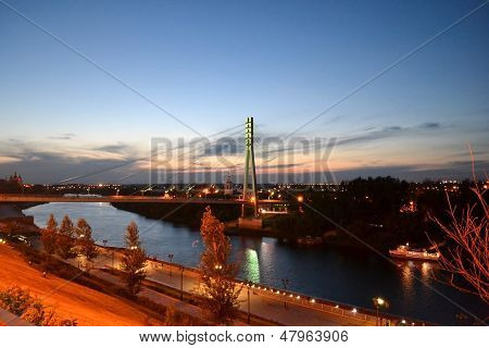 Il ponte per pedoni attraverso il fiume Tura, Tyumen, illuminazione notturna