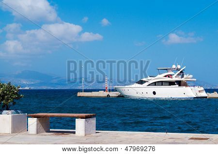 Kreuzfahrtschiff im Hafen von Naxos, Griechenland