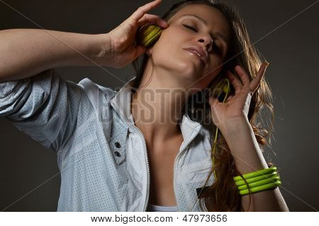 красивая молодая женщина прослушивания музыки