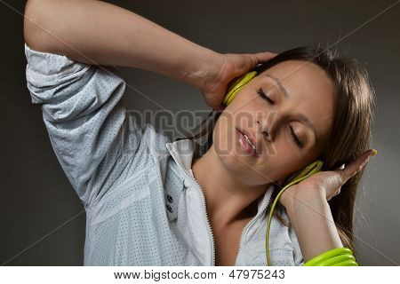 красивая молодая женщина прослушивания музыки