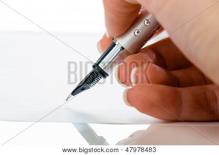 una mano con una penna stilografica in untrerschrift nell'ambito di un contratto o un testamento.