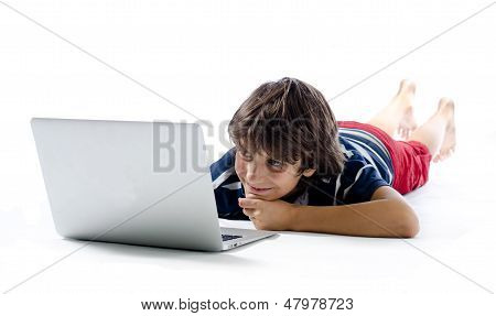Bambino sul pavimento utilizzando Computer portatile