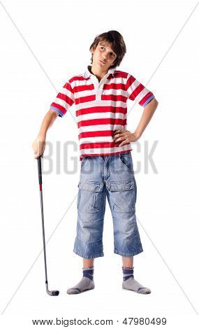 Bambino in piedi con il Golf Club