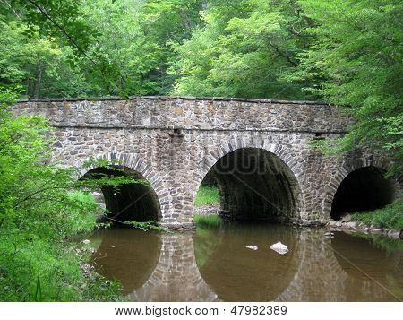 Fieldstone Bridge Over kesä Stream