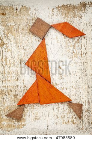 figura astratta di una ragazza a piedi o in esecuzione, costruita da sette pezzi tangram di legno, un tradizionale C