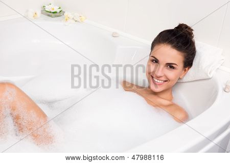 年轻女人花泡泡浴