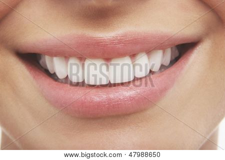 Closeup ženy, usmívá se prefekt bílé zuby