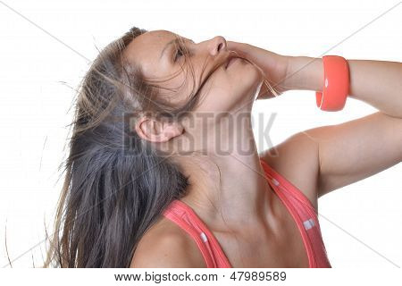 красивая молодая женщина в студии