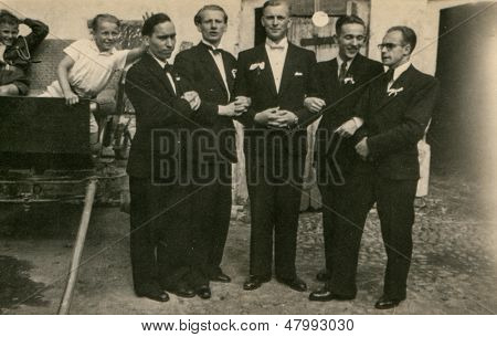 RYCHTAL, Polen, CIRCA 18 juni 1946 - vintage photo van bruidegom met groomsmen, Rychtal, Polen, circa 