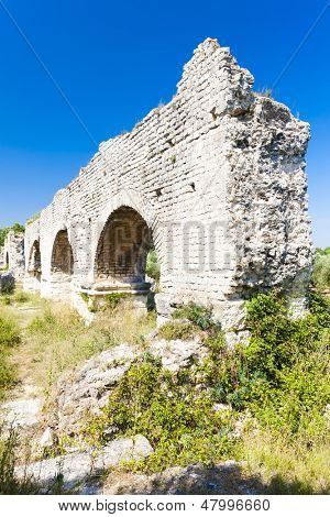 pozůstatky římského akvaduktu poblíž Meunerie, Provence, Francie