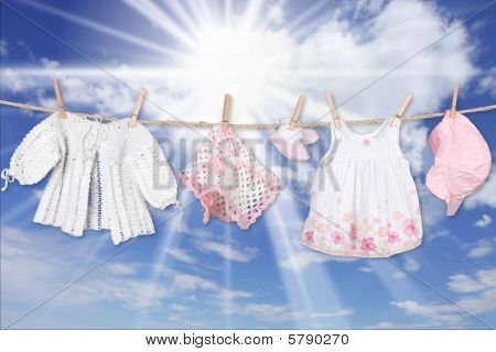 Baby Girl abbigliamento appeso su una Clothesline all'aperto