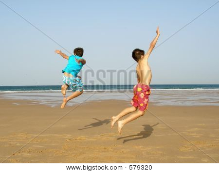 Ragazzi saltando