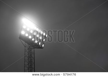 Stadion projektører lyser om natten.