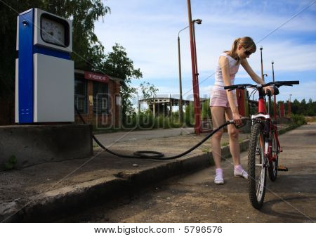 Dívka tankování kolo