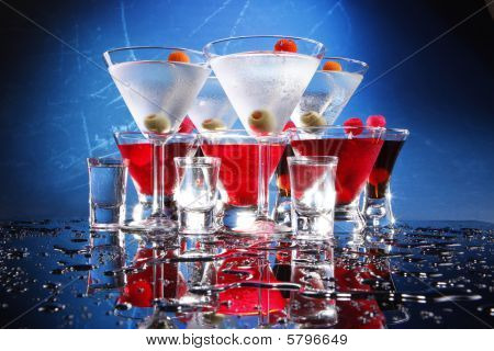 Vodka drinks i en rød, hvid og blå sammensætning