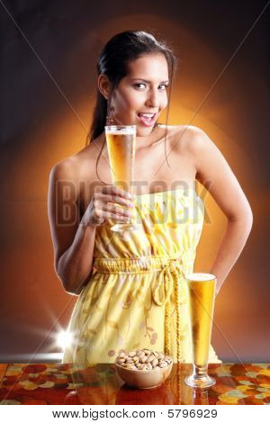 Cute brunette, kolde øl og pistacie ved skranken