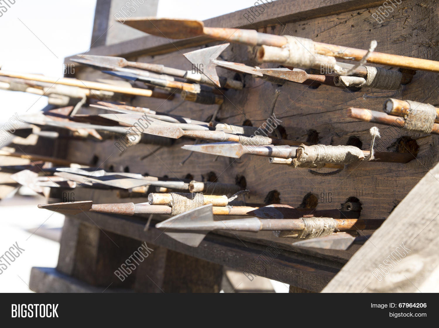 битва при аппоматтоксе. средневековое дальнее оружие. самоходная пушка 2с7м "малка". артиллерийская стрельба. батарея гаубиц д-30.