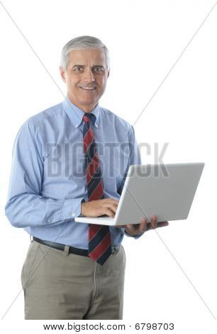 Středního věku podnikatel s notebookem