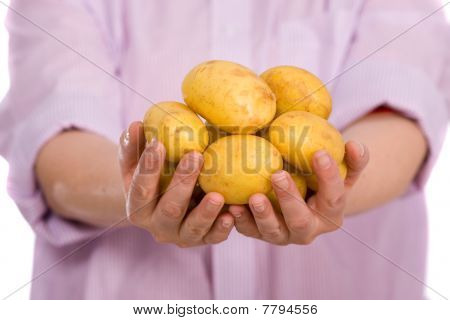 Asciugare le patate pulite di mani femminile