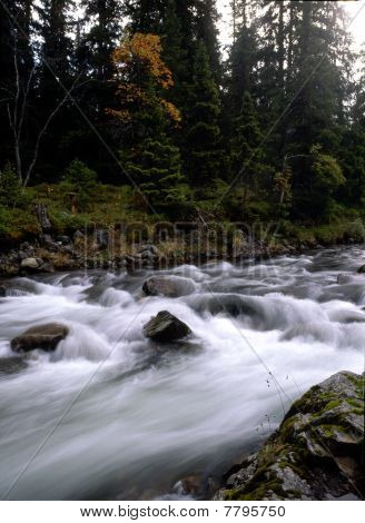 Strømmende flod