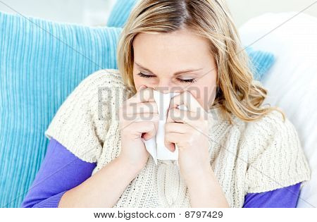 Morbid Frau mit eine Gewebe, das sitzen auf einem Sofa