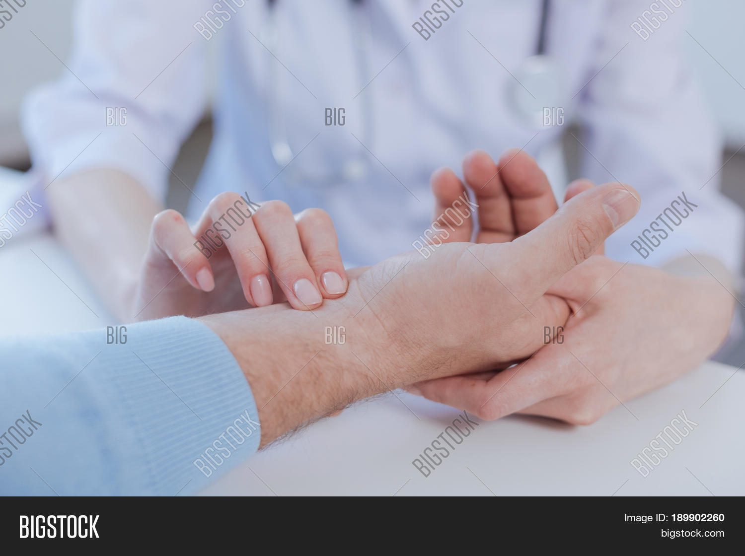 mature-young-thumbs