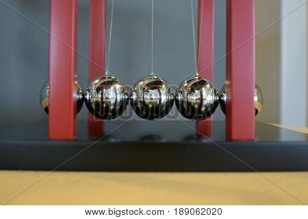 close up 5 Balls Pendulum, chrome Newton's cradle