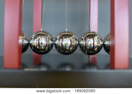 close up 5 Balls Pendulum, chrome Newton's cradle