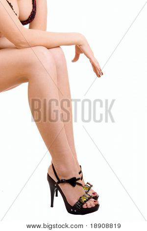 Slanke vrouw benen in schoenen met hoge hakken, geïsoleerd op witte achtergrond