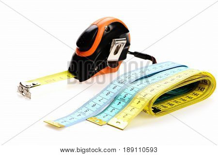 Device For Measuring With Self Retracting Mechanism Near Sewing Rulers