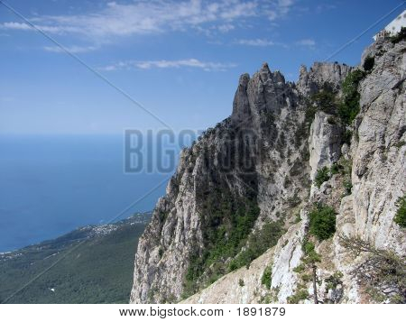 Montaña con un mar
