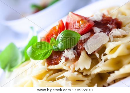 Parmesan ve domates suce makarna