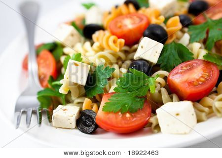 Insalata di pasta con feta e verdure