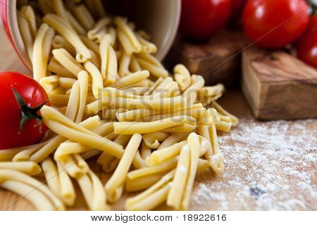 Casarecce pasta sul tavolo da cucina