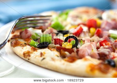 Pizza med grøntsager og skinke