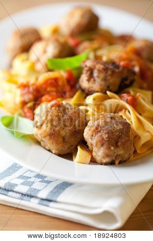 Паппарделле макароны с томатный соус и мясные шарики