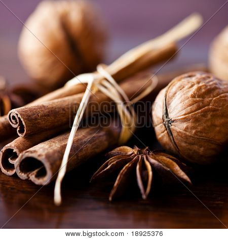 Closeup ของถั่วและเครื่องเทศหอมสำหรับเค้กคริสต์มาส