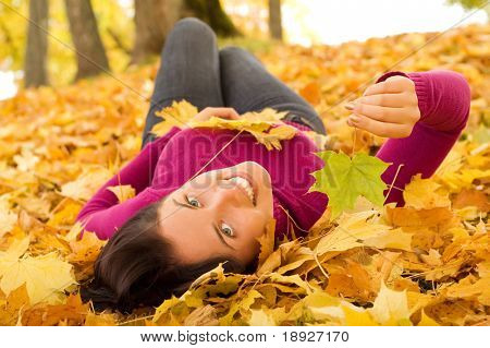 Belle jeune femme dans le parc