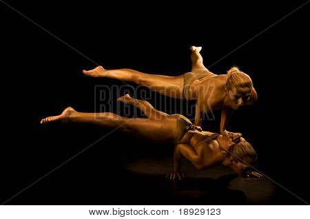 Fille acrobatique deux tons en or