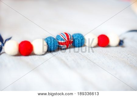 The British flag of fluffy woolen balls is strung like beads on a string