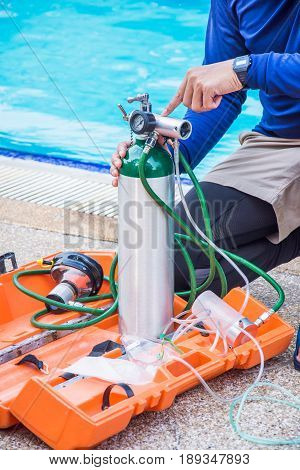 man show oxygen mobile and mask demand valve nearside the pool