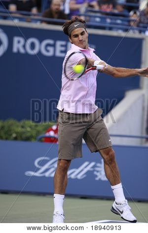 โตรอนโต: 10 สิงหาคม Roger Federer เล่นกับ Juan Ignacio Chela ในการโรเจอร์สคัพ 2010 ในเดือนสิงหาคม 