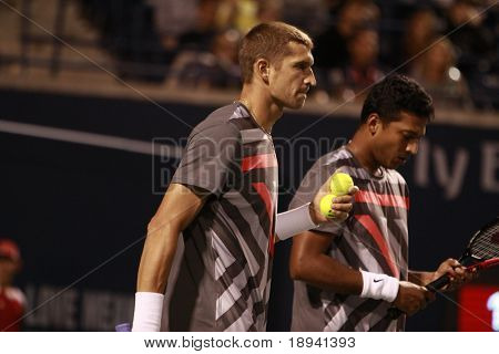 TORONTO-12 de agosto: Max Mirnyi e Mahesh Bhupathi jogam contra Robert Lindstedt e Horia Tecau em 