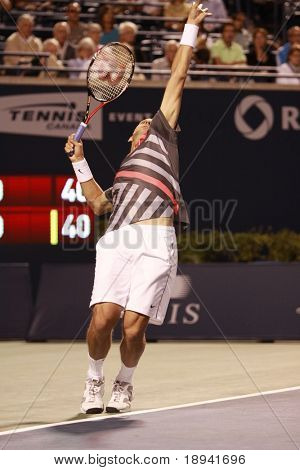 TORONTO-12 de agosto: Max Mirnyi e Mahesh Bhupathi jogam contra Robert Lindstedt e Horia Tecau em 
