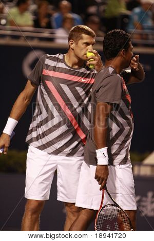 TORONTO-12 de agosto: Max Mirnyi e Mahesh Bhupathi jogam contra Robert Lindstedt e Horia Tecau em 