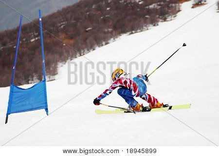 Unge ski racer under en slalom konkurrence