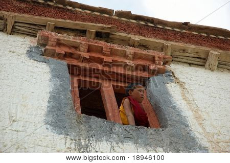 Mladý tibetský mnich; buddisht klášter